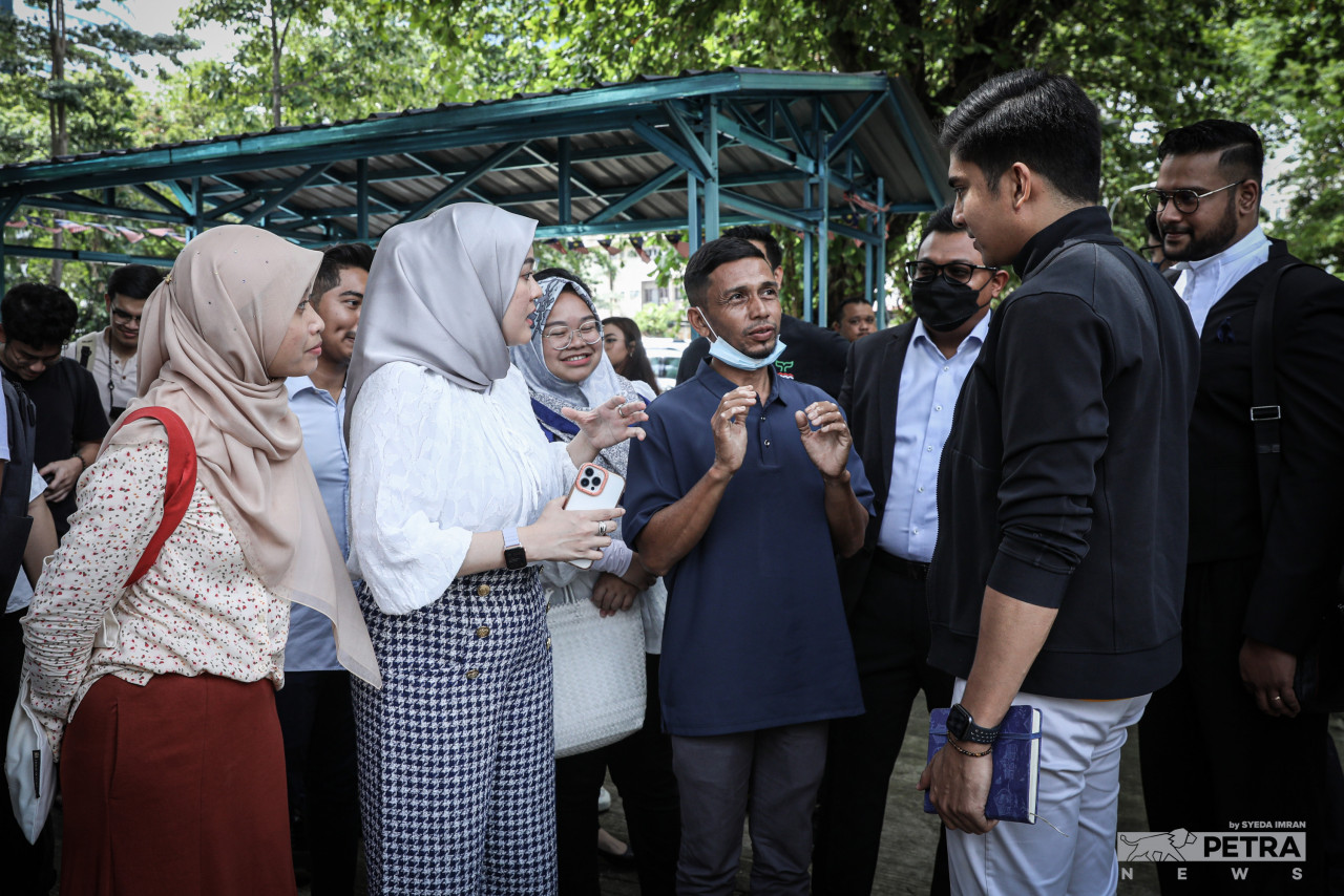 Asri Balqis atau lebih dikenali sebagai Pak Atan (empat kanan) bercakap dengan Syed Saddiq. - Gambar oleh Syeda Imran