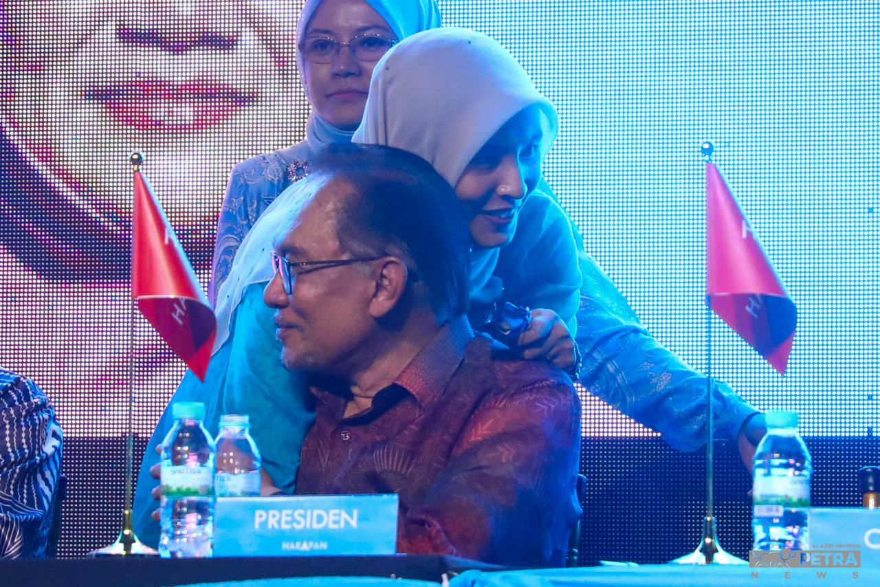 Nurul Izzah dalam ucapan tahniah kepada bapanya berkata, legasi yang beliau harapkan untuk ditinggalkan bagi generasi akan datang bukanlah kebendaan, tetapi ‘cita-cita, prinsip dan nilai yang tidak boleh dibeli atau dijual’ - Gambar Fail
