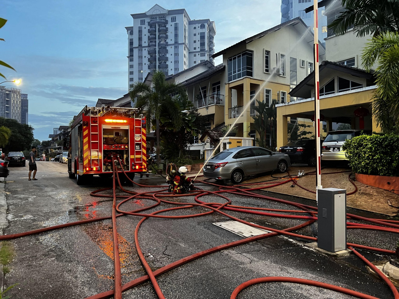 4 jentera Bomba dikejarkan ke Taman Gembira bagi memadam kebakaran melibatkan sebuah banglo, pagi ini. - Gambar dari Bomba KL