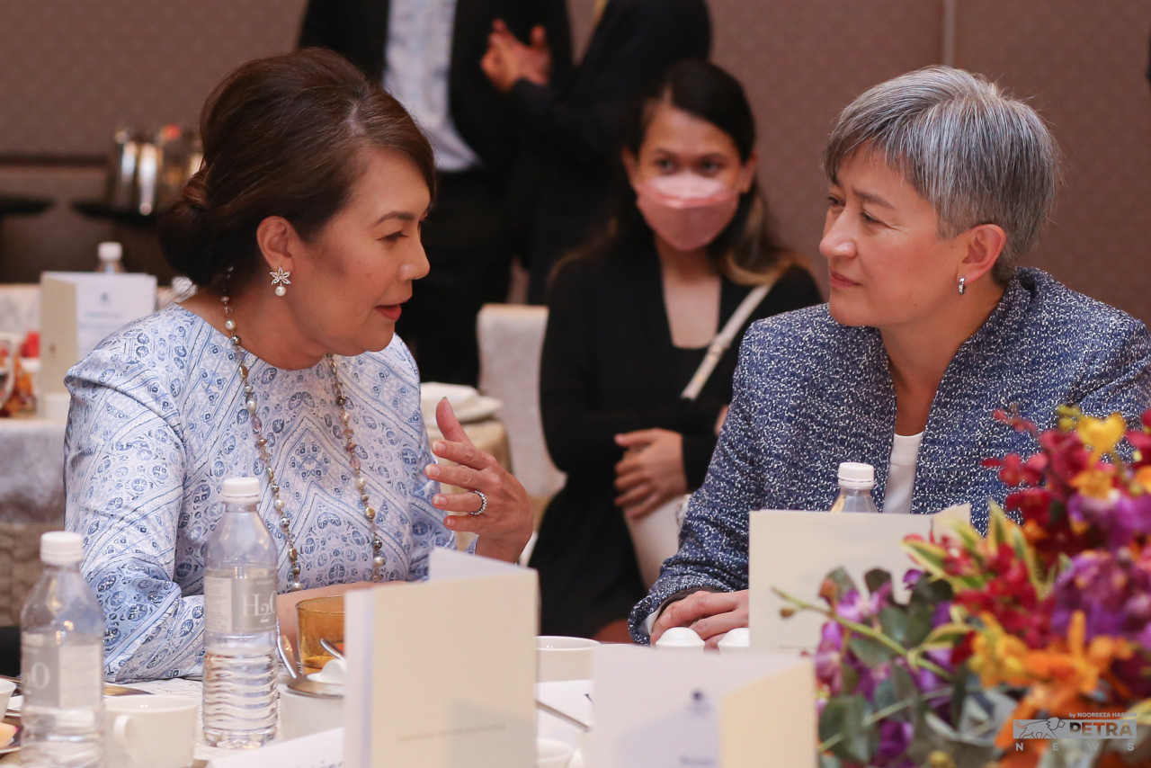 Penny berbual dengan Ras Adiba pada majlis makan tengah hari dengan wakil kerajaan, ahli perniagaan dan pemimpin masyarakat di Kuala Lumpur, hari ini. - Gambar oleh Nooreeza Hashim