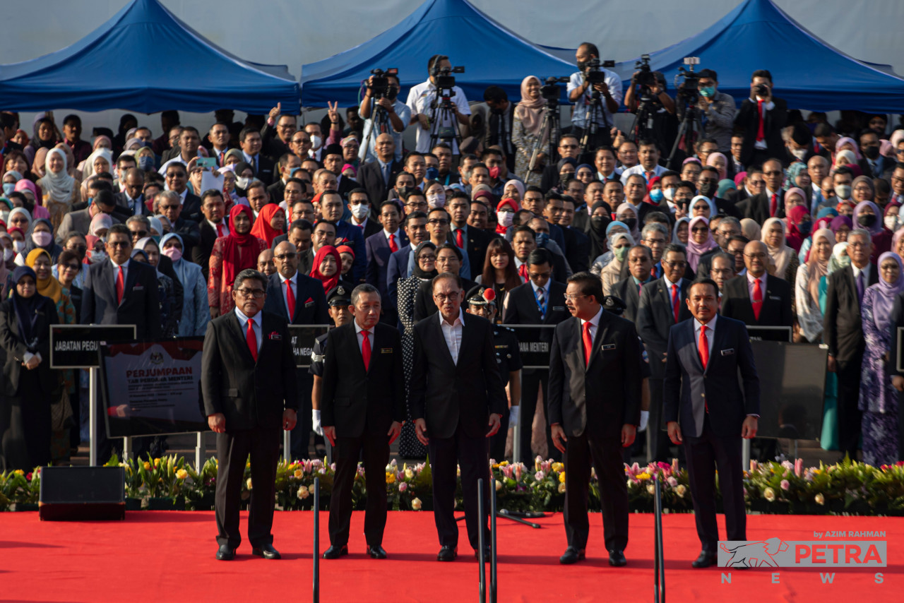 Anwar bersama sebahagian warga Jabatan Perdana Menteri di Putrajaya, hari ini.