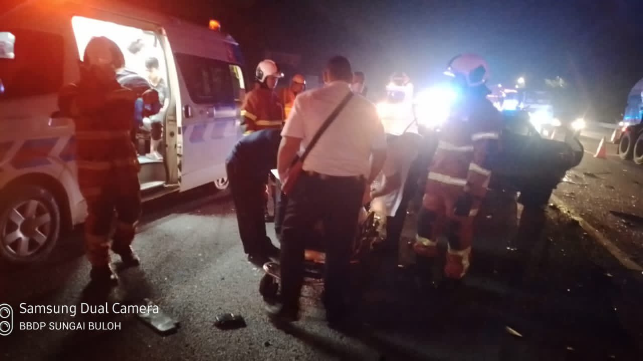 Pihak Jabatan Bomba dan Penyelamat Selangor menerima panggilan kecemasan pada 2.29 pagi tadi dan tiba di lokasi kejadian 26 minit kemudian