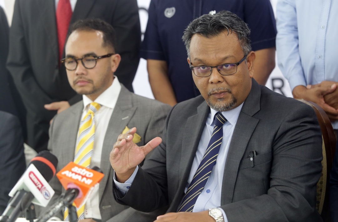 Dr. Haim Hilman Abdullah (kanan) dalam sidang akhbar di Wisma Darul Aman, Alor Setar, hari ini - gambar Rafisqi Radhi