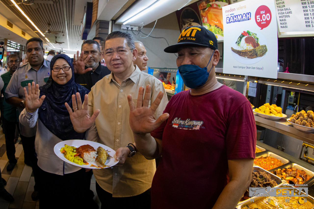 Salahuddin Ayub memegang hidangan menu Rahmah di Pelancaran Inisiatif Menu Rahmah di Mydin Subang Jaya - Gambar oleh Azim Rahman