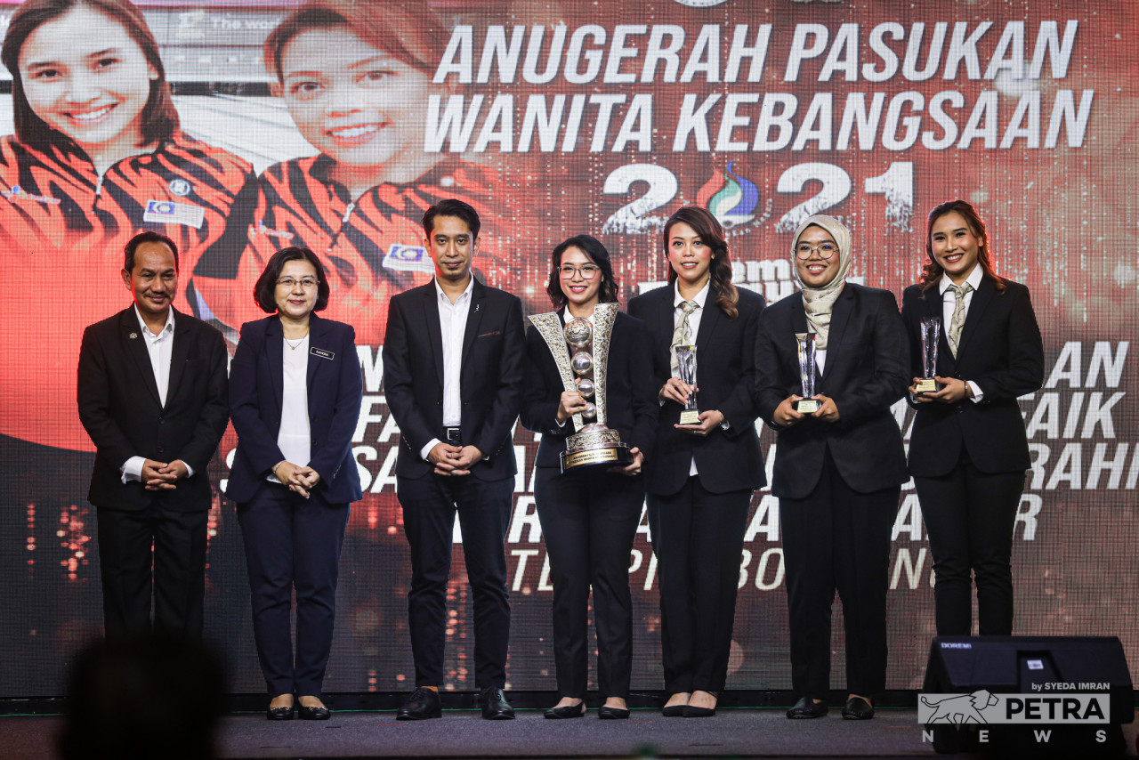Adam Adli bersama Natasha Mohamed Roslan, Faten Najihah Ahmad Faik, Siti Safiyah Amirah Abdul Rahman dan Nur Syazwani Sahar daripada sukan boling - Gambar oleh Syeda Imran