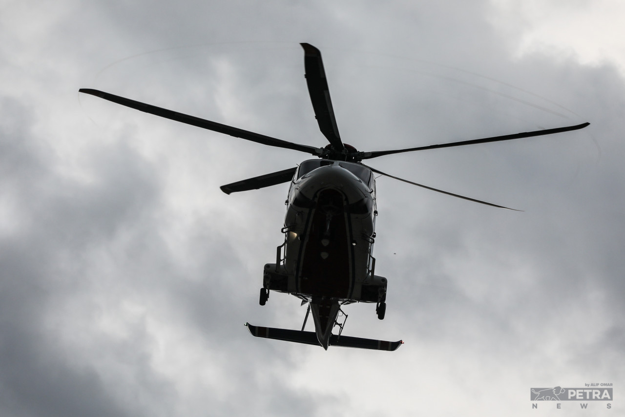 Polis turut menggunakan helikopter untuk memantau kawasan sempadan Malaysia - Thailand.