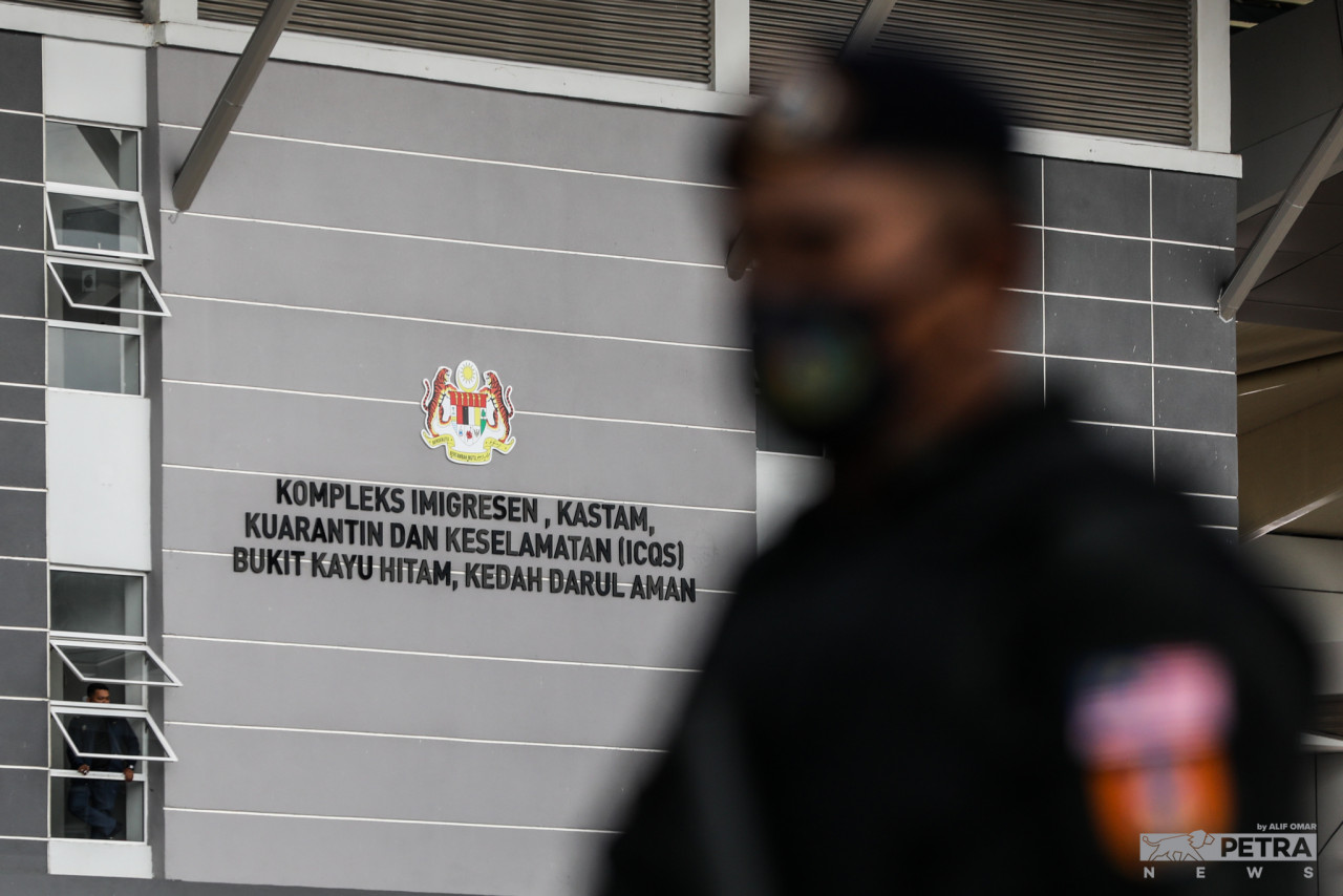 Orang ramai yang ingin melalui sempadan Malaysia-Thailand terutamanya di ICQS Bukit Kayu Hitam diminta mematuhi segala peraturan dan SOP.