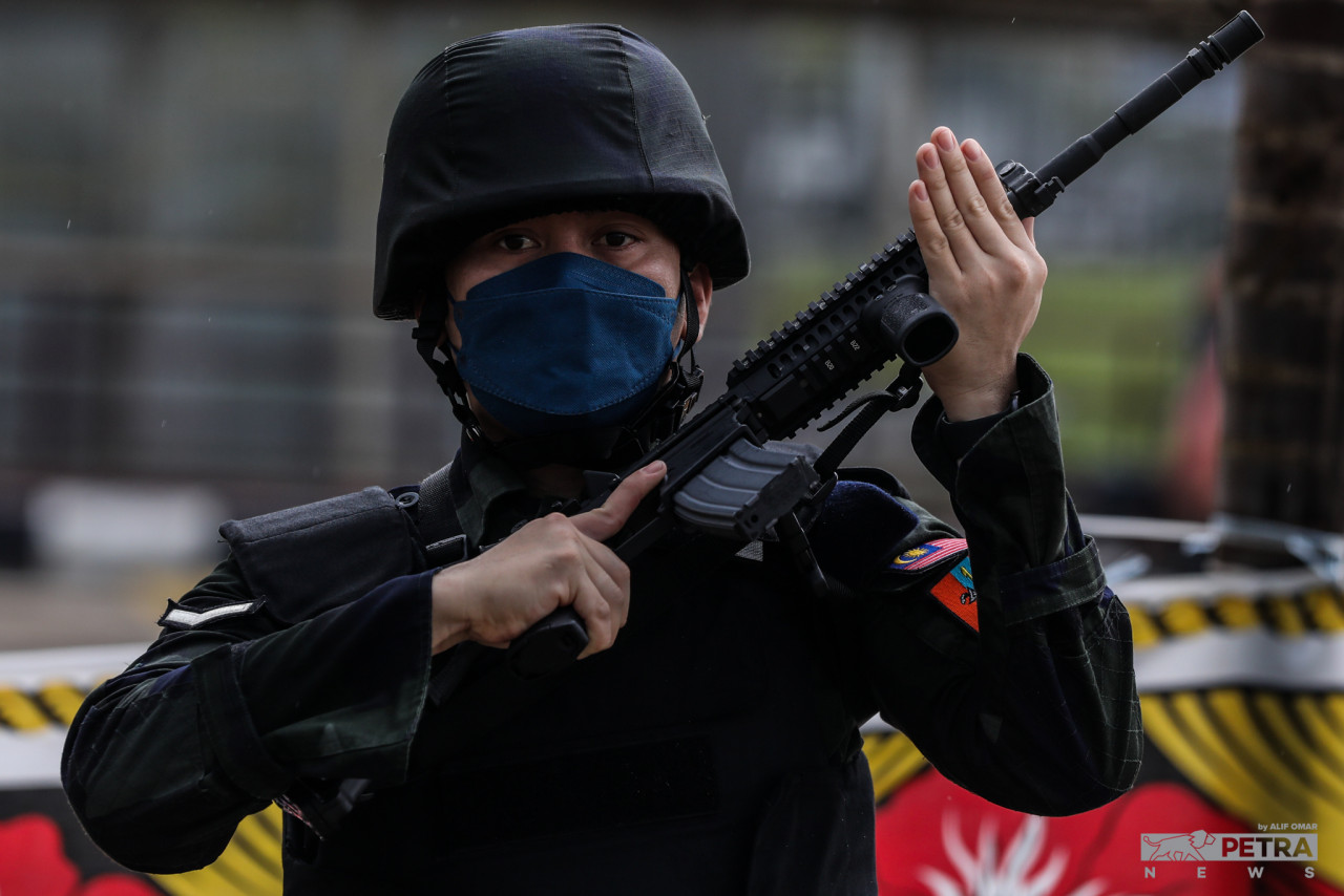 Seramai 70 hingga 100 orang akan bertugas membantu Pasukan Gerakan Am (PGA) yang membuat kawalan di pintu masuk Bukit Kayu Hitam.