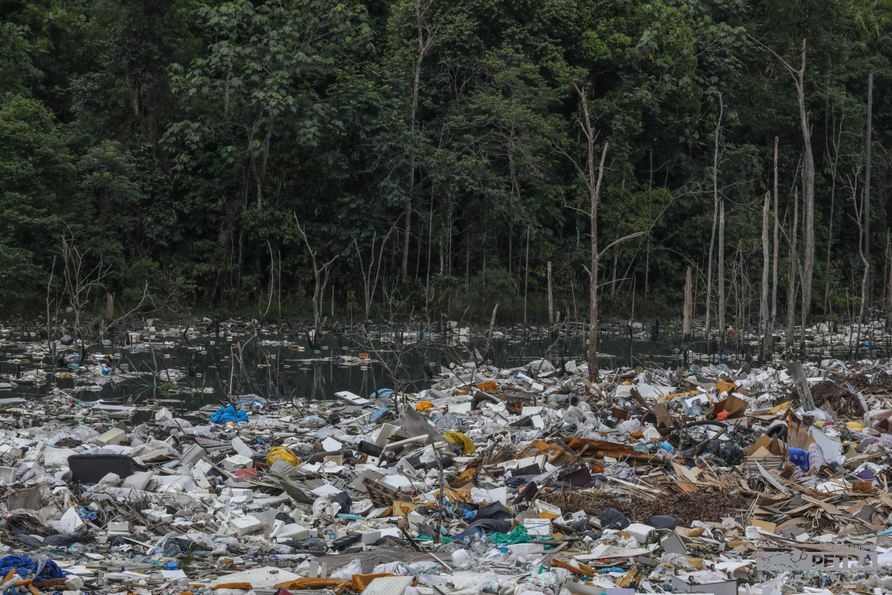 Tasik Black Water sebelum ini menjadi tempat pengumpulan sampah haram. - Gambar oleh Azim Abd Rahman