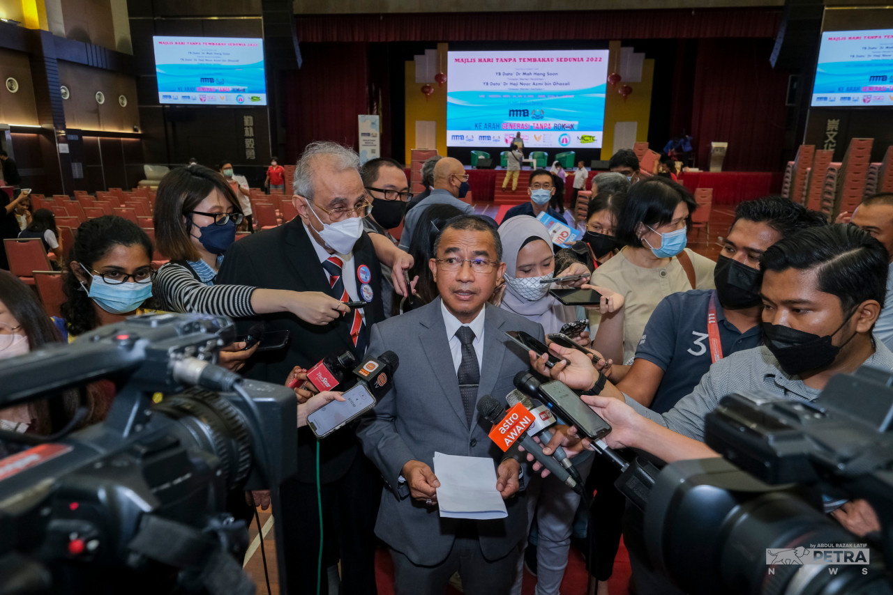 Dr Noor Azmi bercakap kepada pemberita selepas Majlis Perasmian Hari Tanpa Tembakau Sedunia 2022 di SJKC Choong Wen, Jalan Klang Lama. - Gambar oleh Abdul Razak Latif
