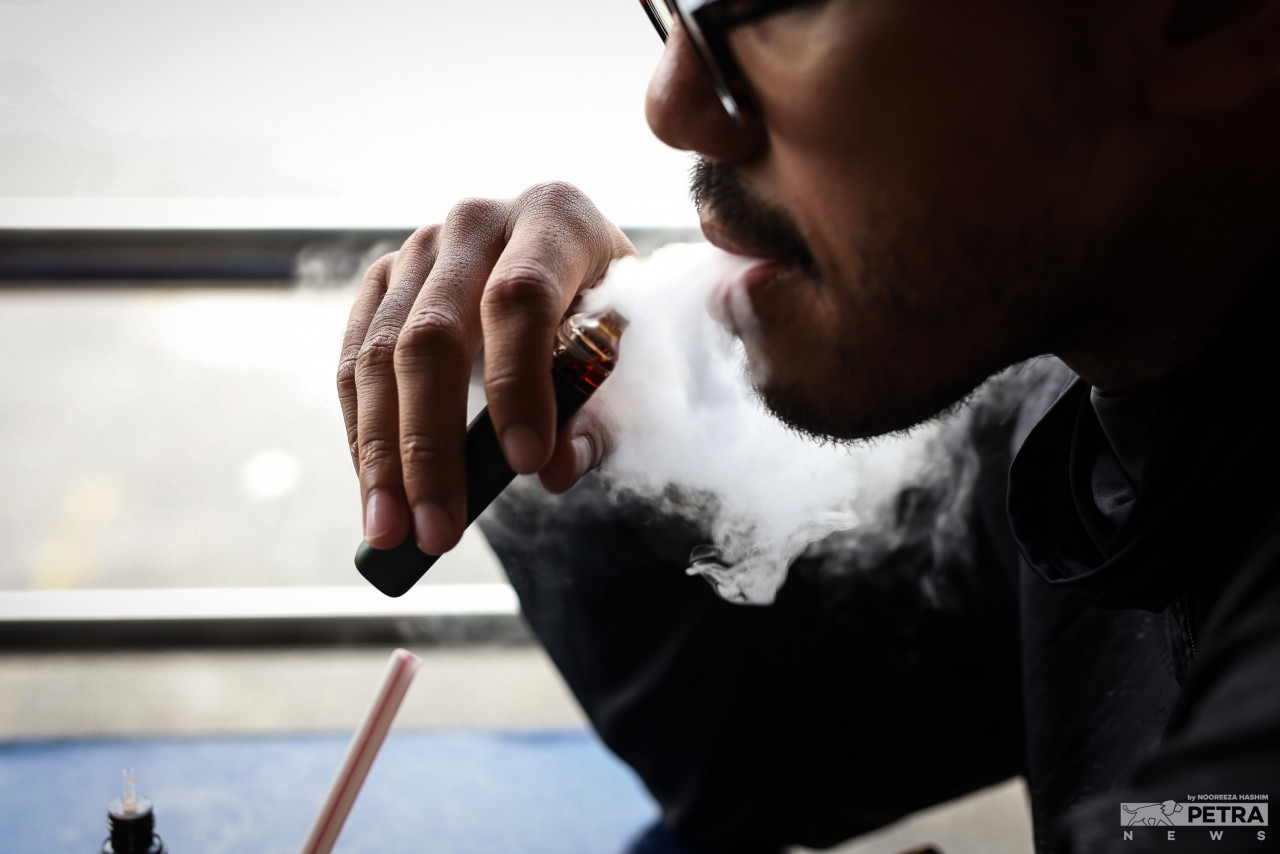 Ia adalah isu membimbangkan kerana vape nikotin yang menyalahi undang-undang, masih dijual secara meluas dan dianggarkan bernilai lebih RM2 bilion. - Gambar oleh Nooreeza Hashim