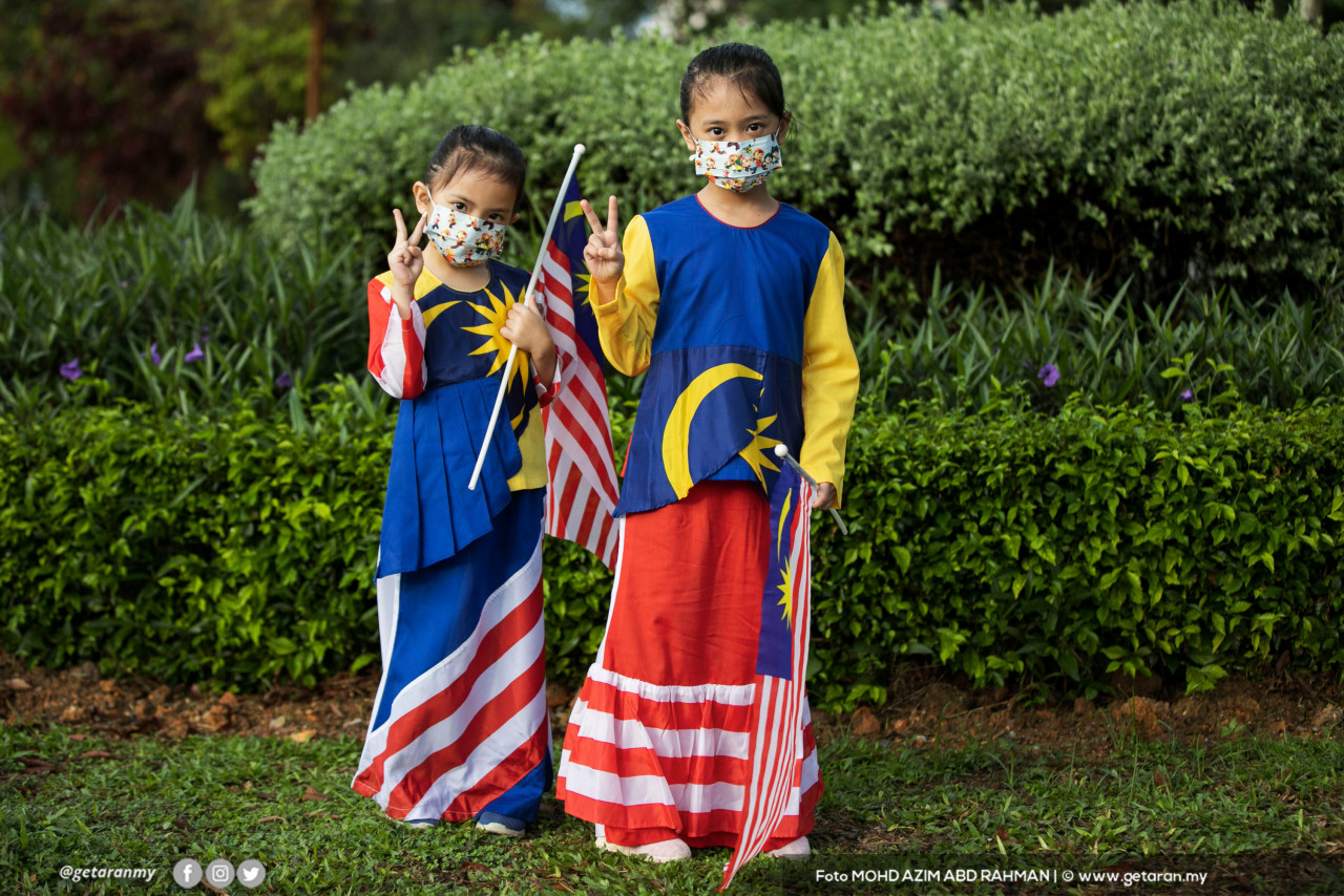Dua orang kanak-kanak perempuan mengenakan pakaian yang bertemakan Jalur Gemilang. - Gambar oleh Azim Rahman
