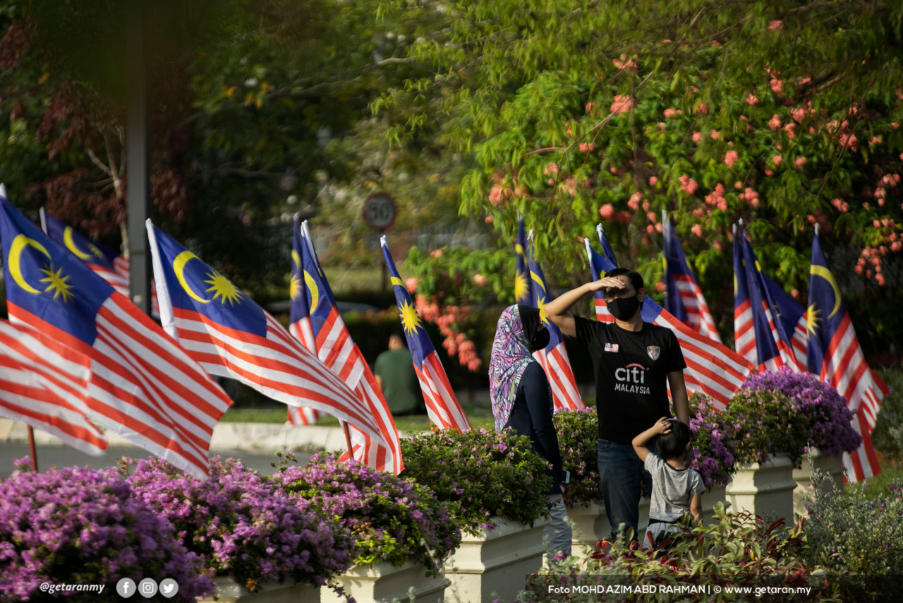 Orang awam turut hadir bagi memeriahkan Sambutan Hari Kebangsaan ke 64 di Dataran Pahlawan Putrajaya - Azim Rahman