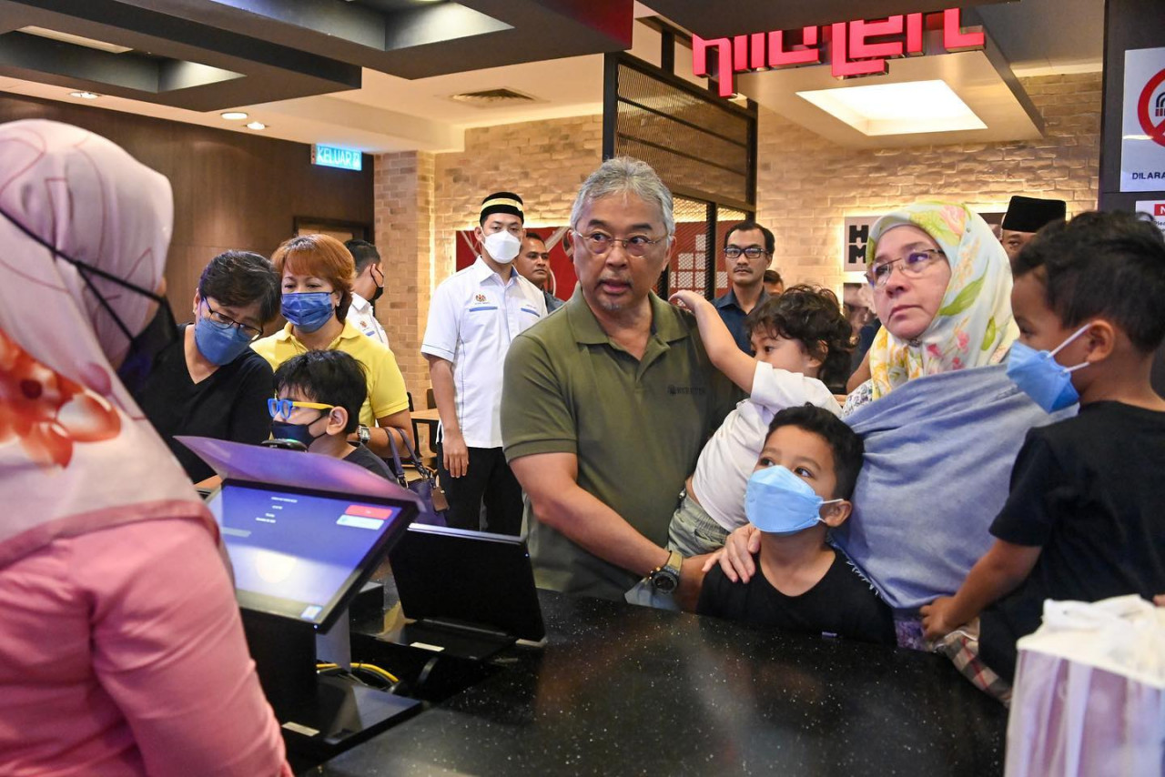 Al Sultan Abdullah dengan diiringi Raja Permaisuri Agong memesan makanan di KFC, hari ini.