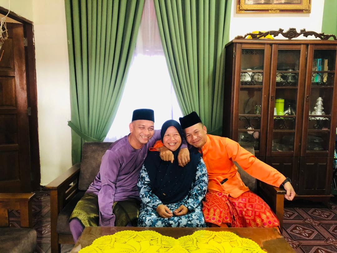 Allahyarham Muhammad Faisol (kanan) bersama kakak dan abangnya - gambar Rafisqi Radhi