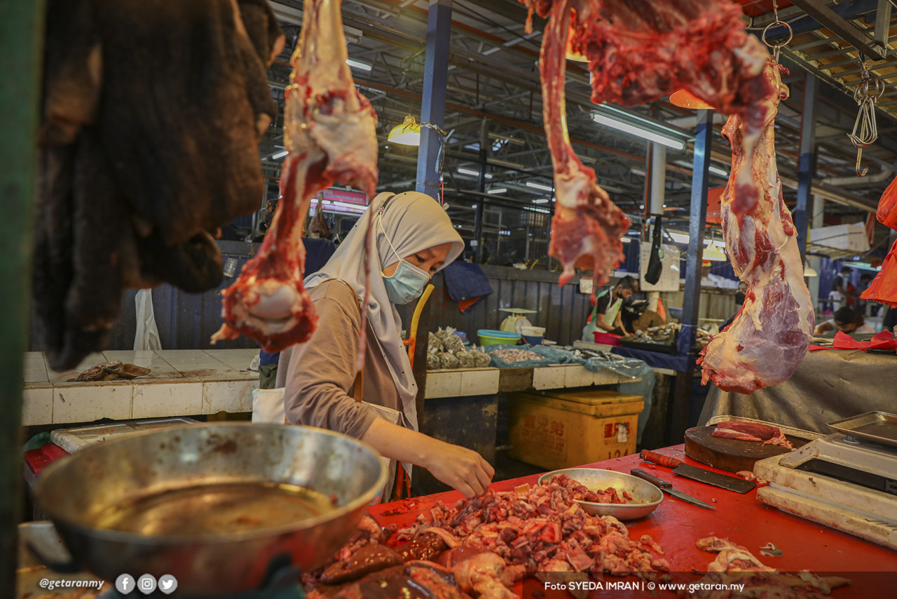Seorang peniaga daging sedang menunggu pelanggan di Pasar Chow Kit.