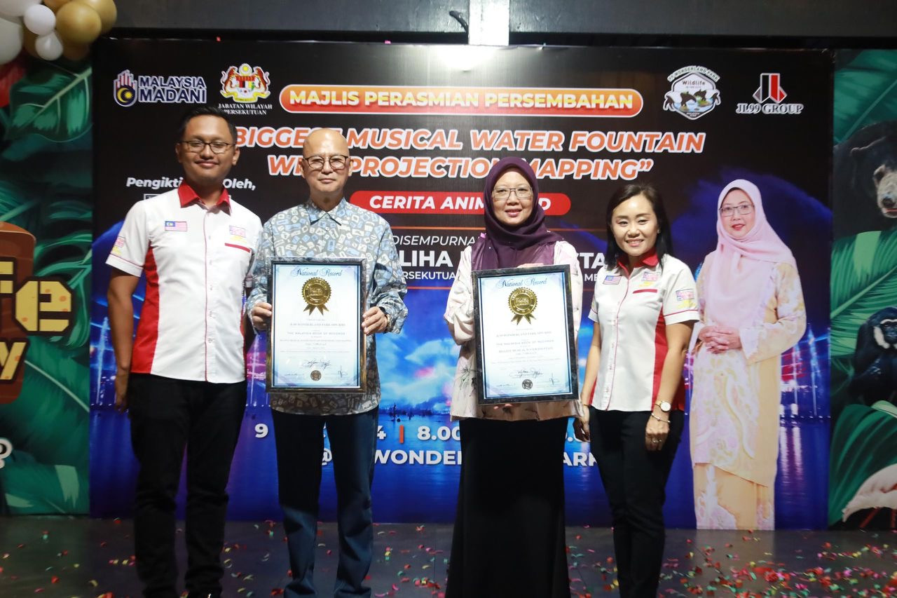 Jeff B K Lee diiringi Dr Zaliha Mustafa menerima dua pengiktirafan MBR