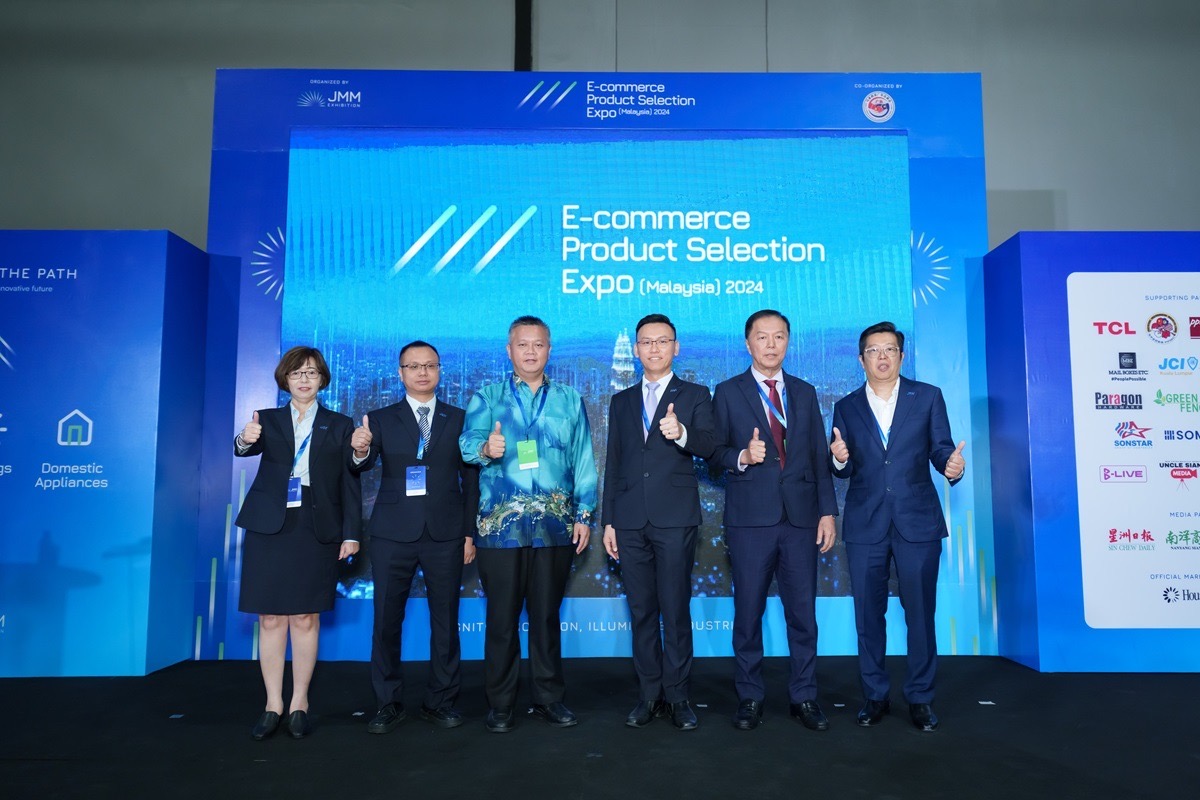 Dari kiri: Ketua Pegawai Eksekutif JMM Holding, Im Yoke Foon, Pengasas JMM Holding, Ellison Yang Yi Ming, ADUN Temiang, Negeri Sembilan, Ng Chin Tsai, Pengarah Urusan JMM Holding, Albert Chan Yunn Horng, Presiden  Malaysia Guangdong Chamber of Commerce, Datuk Tang Zhi Nian, dan Pengarah Bukan Eksekutif JMM Holding Ooi Yih Shann