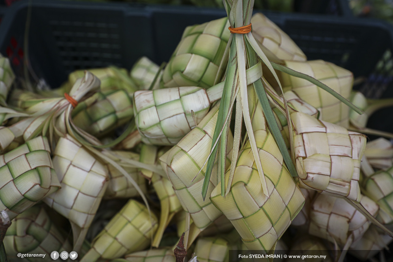 Ketupat nasi merupakan antara hidangan wajib setiap kali tiba musim perayaan.