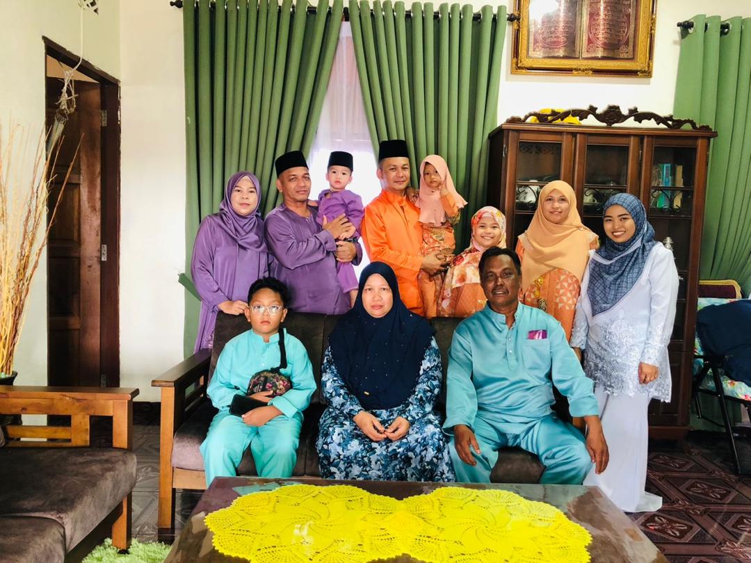 Allahyarham Muhammad Faisol (berdiri, tengah) bersama seluruh ahli keluarga