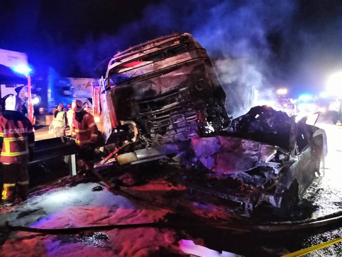 Pada 12 Mei lalu, 5 penuntut USAS maut dalam keadaan rentung selepas kereta dinaiki dirempuh sebuah treler yang membawa muatan besi waja. - Gambar fail