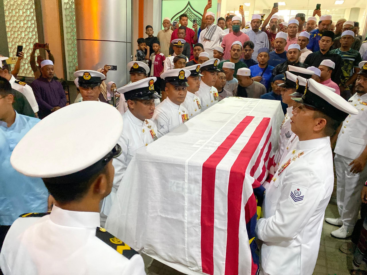 Jenazah Allahyarham Muhammad Faisal Tamadun diusung keluar dari masjid untuk dikebumikan - gambar Rafisqi Radhi