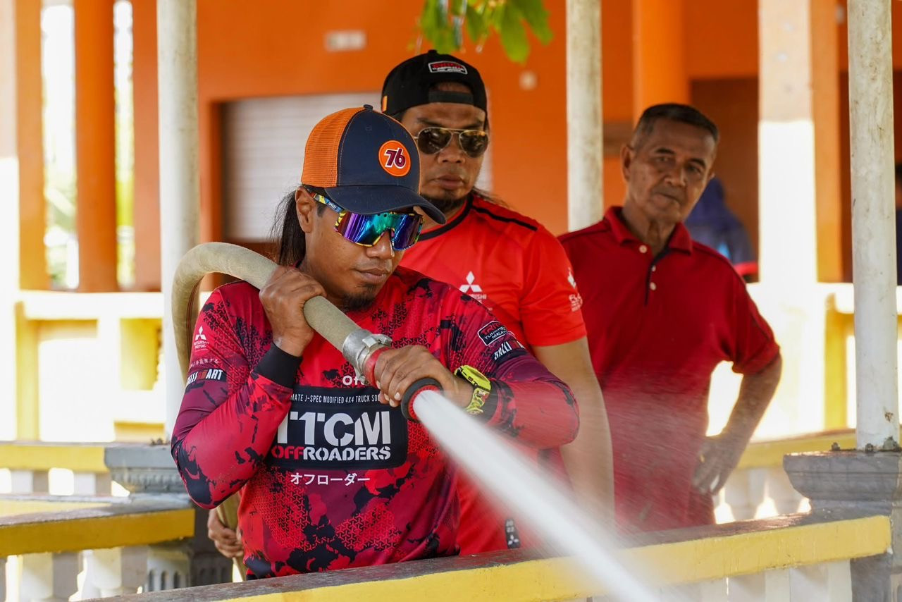 Seorang ahli TTCM menggunakan paip bomba untuk menjalankan kerja-kerja pembersihan - Gambar TTCM