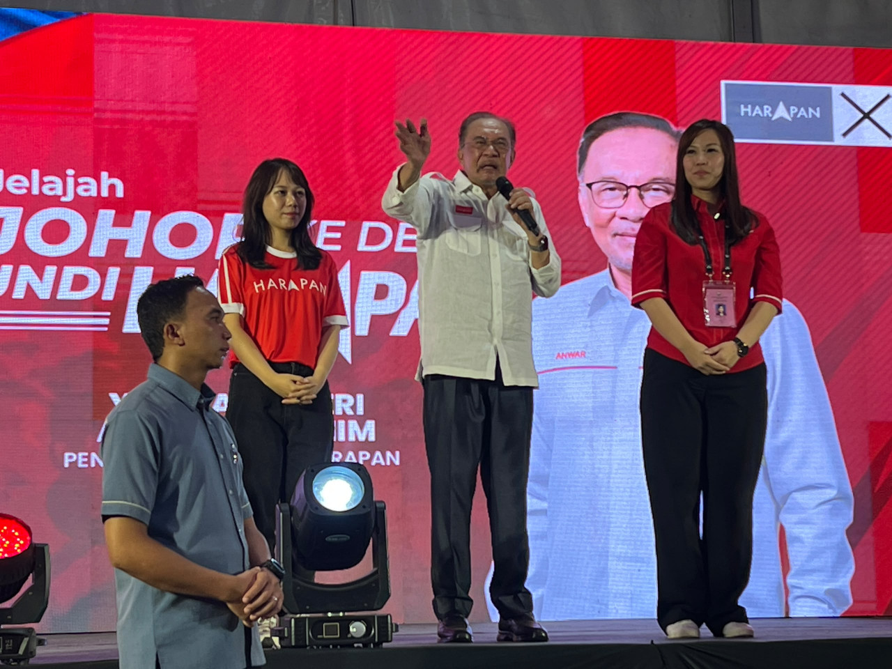 Perdana Menteri bersama calon PH untuk DUN Johor Jaya, Lee Wern Yiing (kiri) dan DUN Permas Jaya, Sharon Teo Siew Hui (kanan)