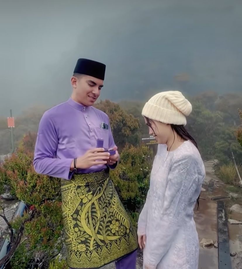 Momen lamaran di atas puncak Gunung Kinabalu