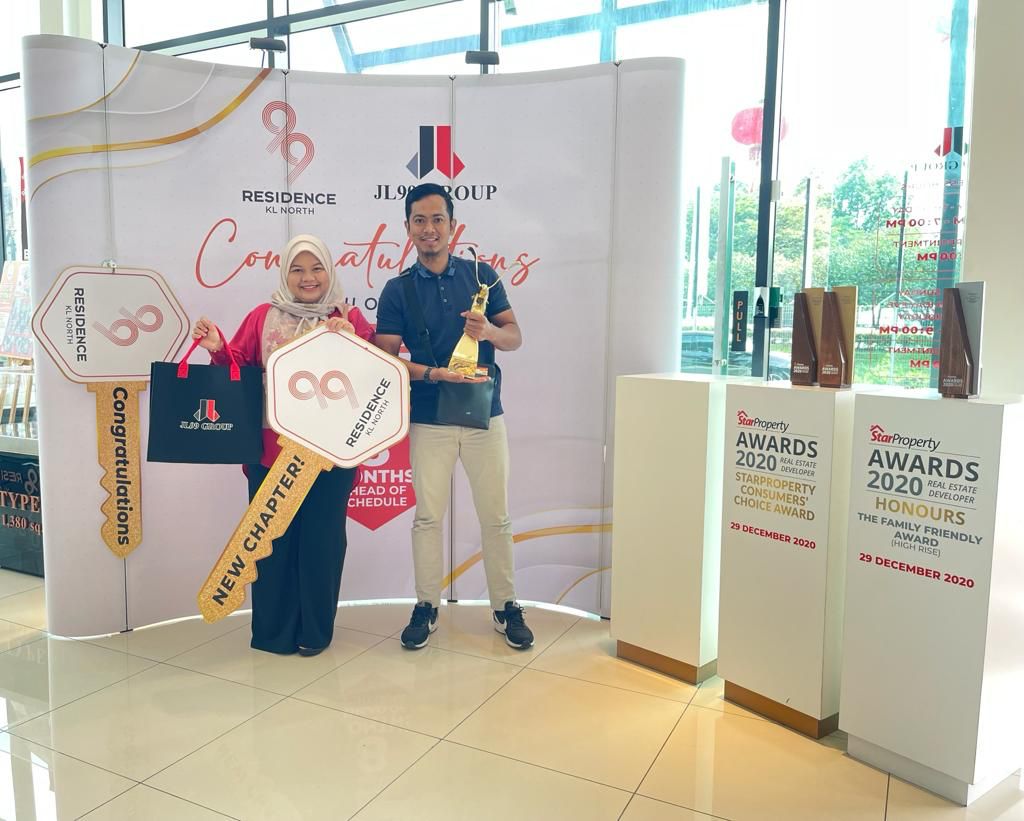 Pasangan Mohd Zakeri dan Nur Afiqah Mohd Fais - gambar Sophia Ahmad