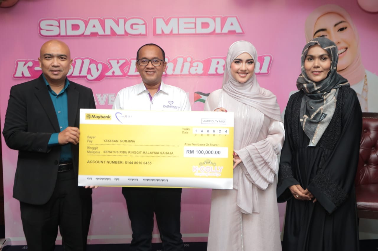Penyerahan cek kepada Yayasan Nur Jiwa