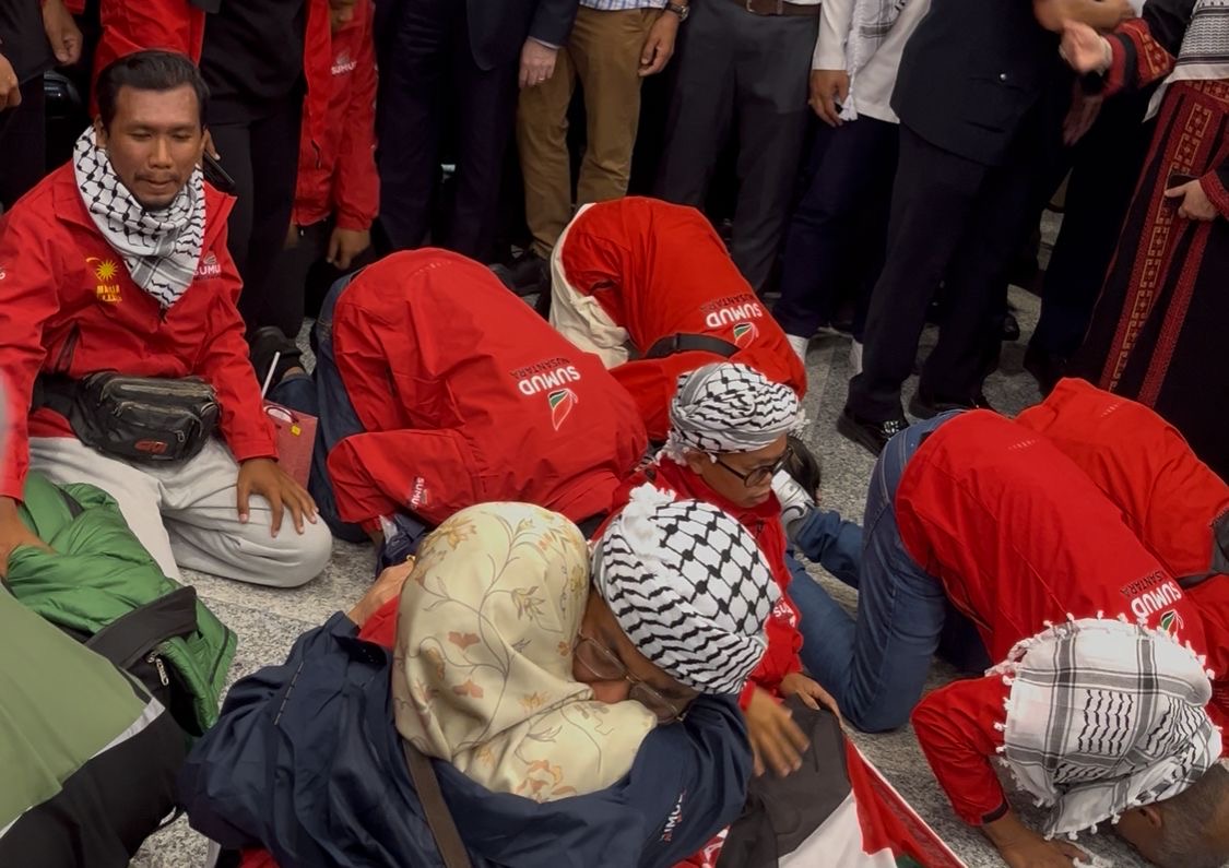 Aktivis sujud syukur sebaik memasuki Balai Ketibaan - Gambar Amirah Abu Bakar