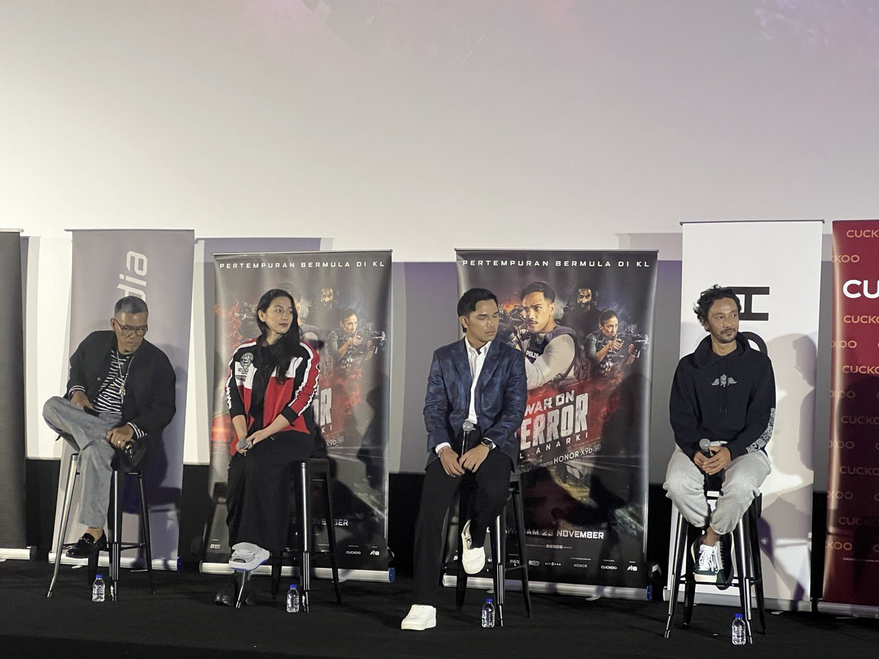 Aedy bersama antara barisan pelakon War on Terror: KL Anarki yang lain ketika sidang media tayang perdana filem tersebut