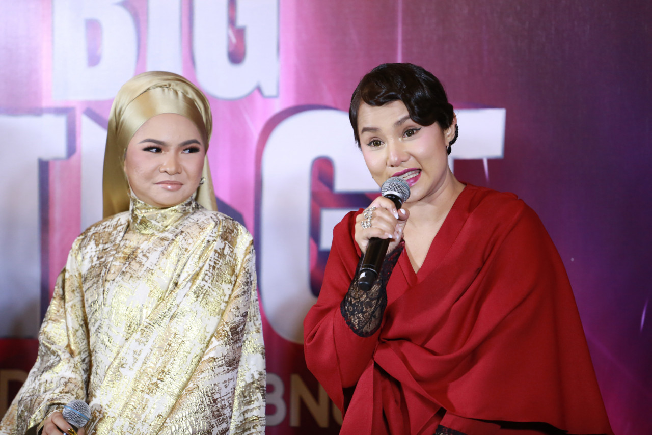 Elly Mazlein (kanan) bersama Aina Abdul di sidang media 'Big Stage' baru-baru ini