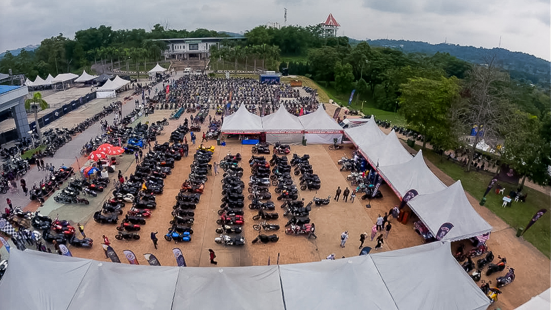 Pandangan dari kawasan parkir motosikal bersebelahan dewan utama