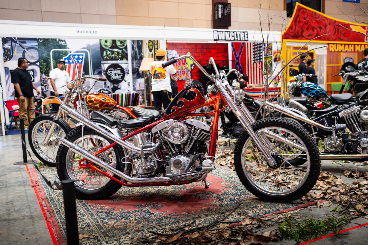 Mohd Ekzal (kiri) daripada UMD memenangi Best Of Show Automobile bersama Asep Ahmad Iskandar, Ketua Pengarah Eksekutif & Pengasas AOS