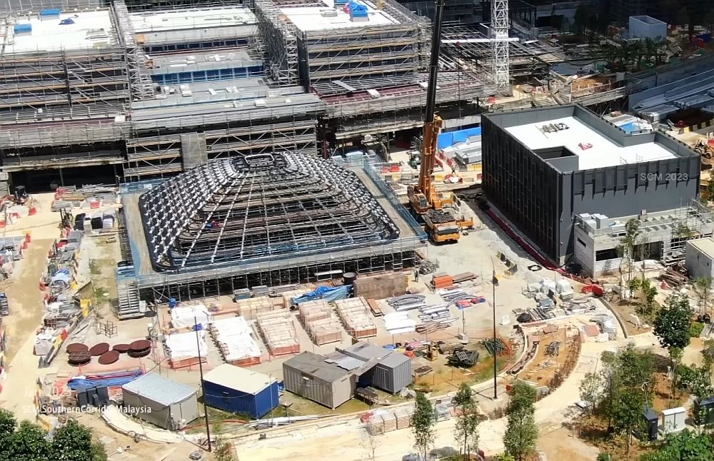 Bangunan berbentuk seakan-akan ziggurat (piramid berbentuk empat segi) berwarna putih dikatakan sebagai Apple Store Malaysia