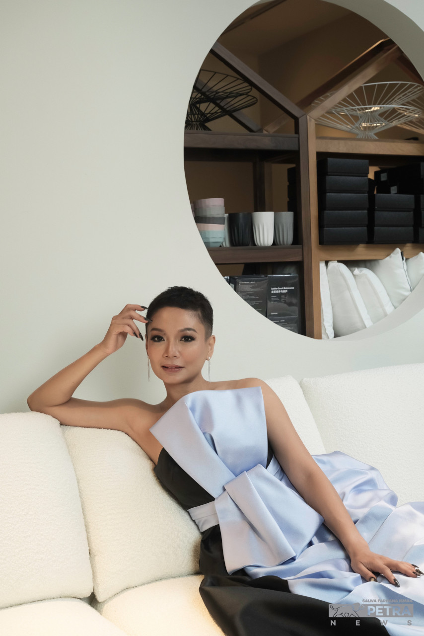 Atilia mengenakan busana dari Khoon Hooi