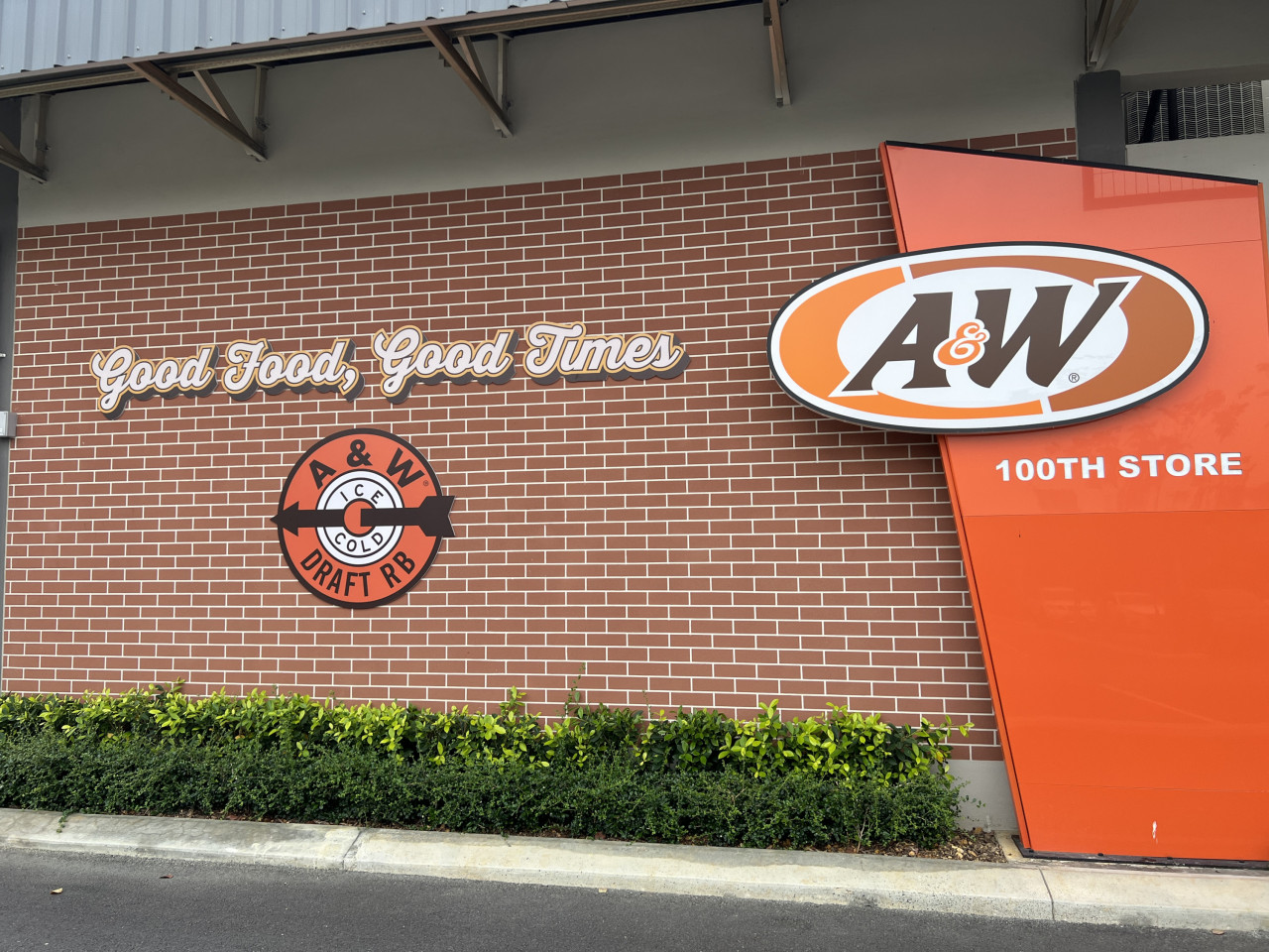 Cawangan A&W yang ke-100 di Sierra 16, Puchong