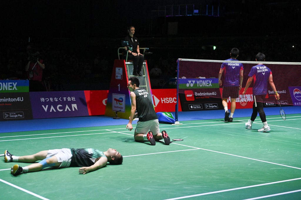 Aaron dan Wooi Yik meraikan kemenangan mereka menjadi juara dunia semalam. - Gambar AFP