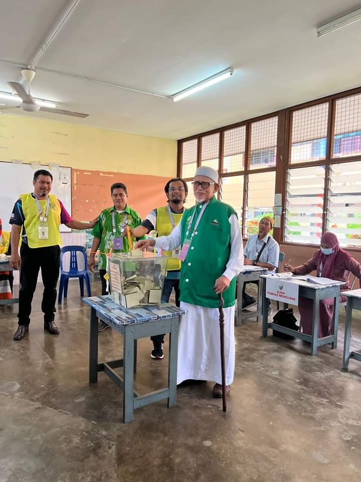 Abdul Hadi membuang undi memakai baju tertera logo dan warna parti. - Gambar dari Twitter Harakah Daily