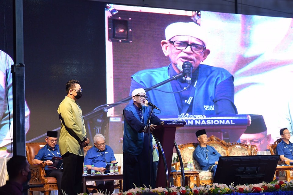 Abdul Hadi ketika berucap pada majlis pelancaran Perikatan Nasional Negeri Terengganu, yang diadakan di Marang malam tadi. - Gambar dari Facebook Muhyiddin Yassin