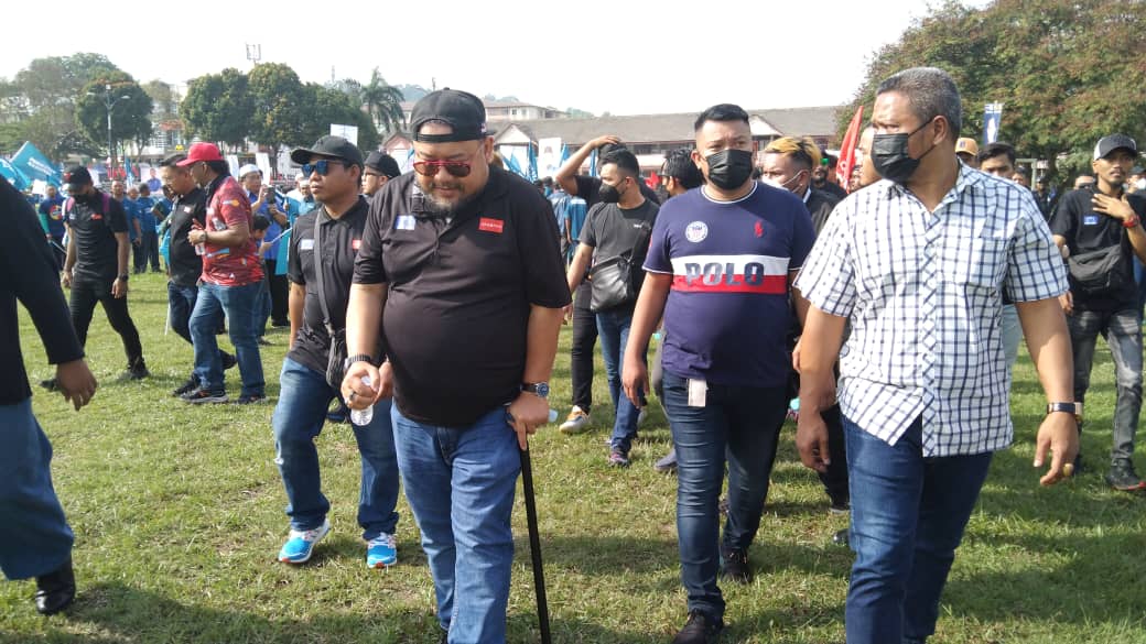 Afdlin Shauki tetap hadir bagi menyatakan sokongan walaupun terpaksa bertongkat - gambar Qurnisha Hamka