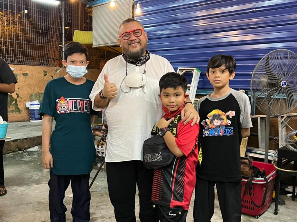Peminat cilik antara yang tidak ketinggalan melepaskan peluang bergambar bersama Afdlin.
