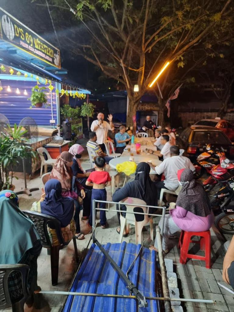 Afdlin (berdiri) berucap ketika mengadakan perjumpaan bersama penduduk setempat di Setiawangsa, baru-baru ini.