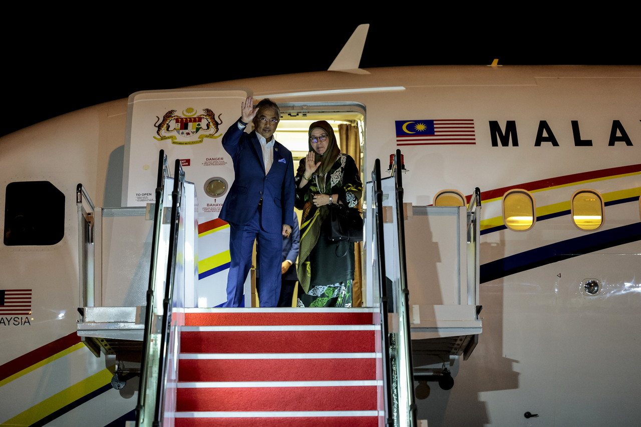 Yang di-Pertuan Agong Al-Sultan Abdullah Ri'ayatuddin Al-Mustafa Billah Shah dan Raja Permaisuri Agong Tunku Hajah Azizah Aminah Maimunah Iskandariah berangkat ke United Kingdom, malam tadi. - Gambar Bernama