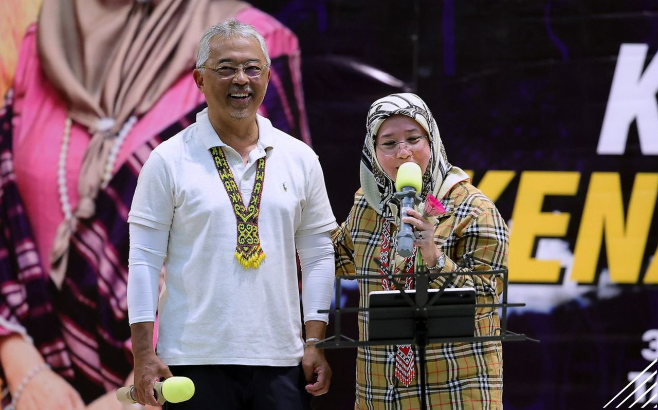 Yang di-Pertuan Agong dan Raja Permaisuri Agong pada majlis santapan malam tadi - gambar BERNAMA