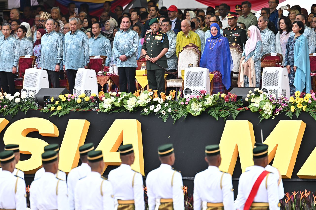 Yang di-Pertuan Agong bersama barisan menteri dan dif kehormat di pentas utama - gambar JAPEN