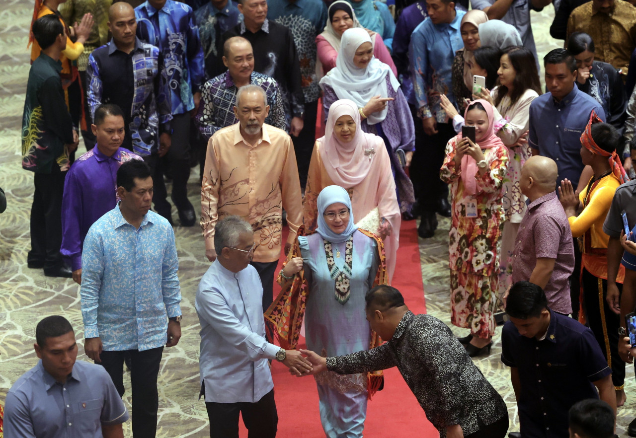Yang di-Pertuan Agong dan Raja Permaisuri Agong berkenan berangkat tiba pada Majlis Santapan Malam Kerajaan Negeri Sabah - gambar BERNAMA