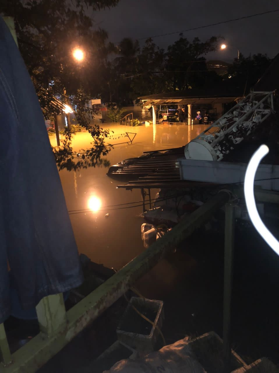 Keadaan paras air dari loteng tempat mereka sekeluarga berlindung.